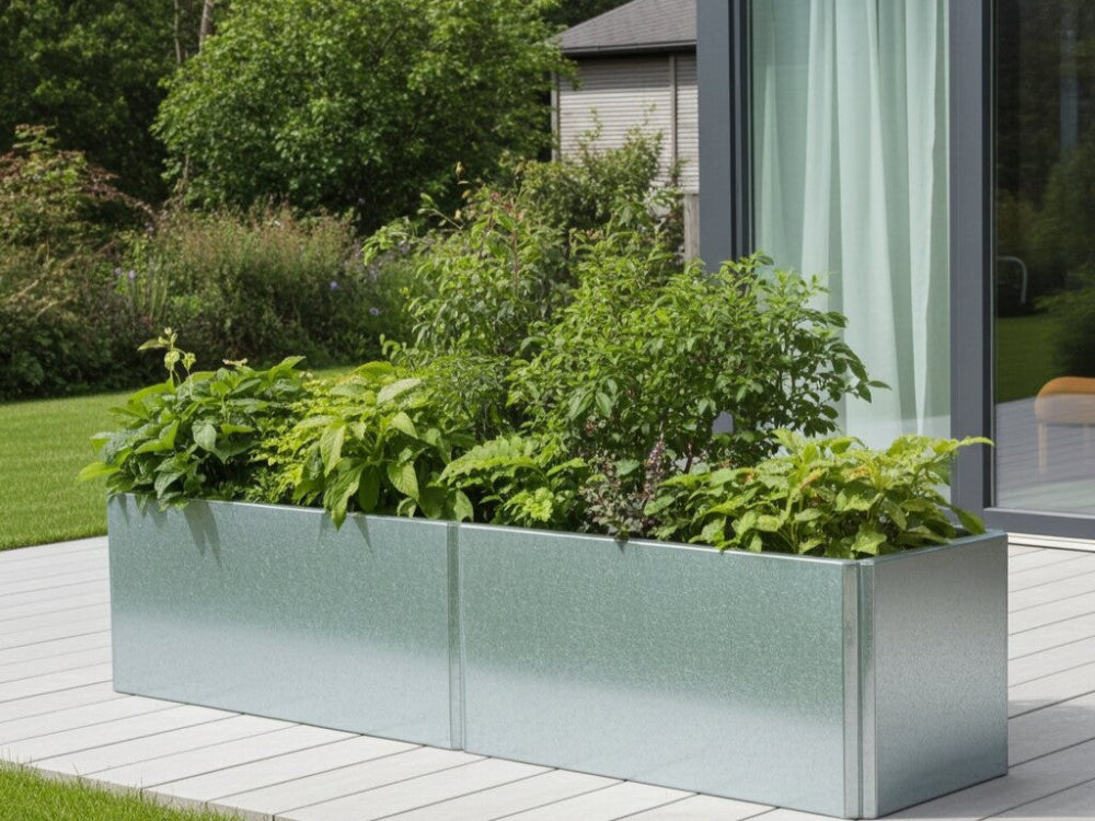 EDGY lang lav plantekasse i galvaniseret stål med grøn beplantning