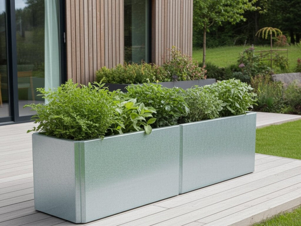 EDGY lang lav plantekasse i galvaniseret stål opstillet ved terrasse