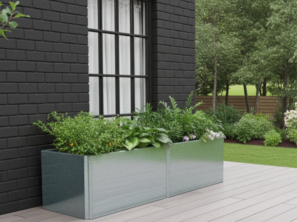 Lang EDGY plantekasse i galvaniseret stål foran sort murstensfacade