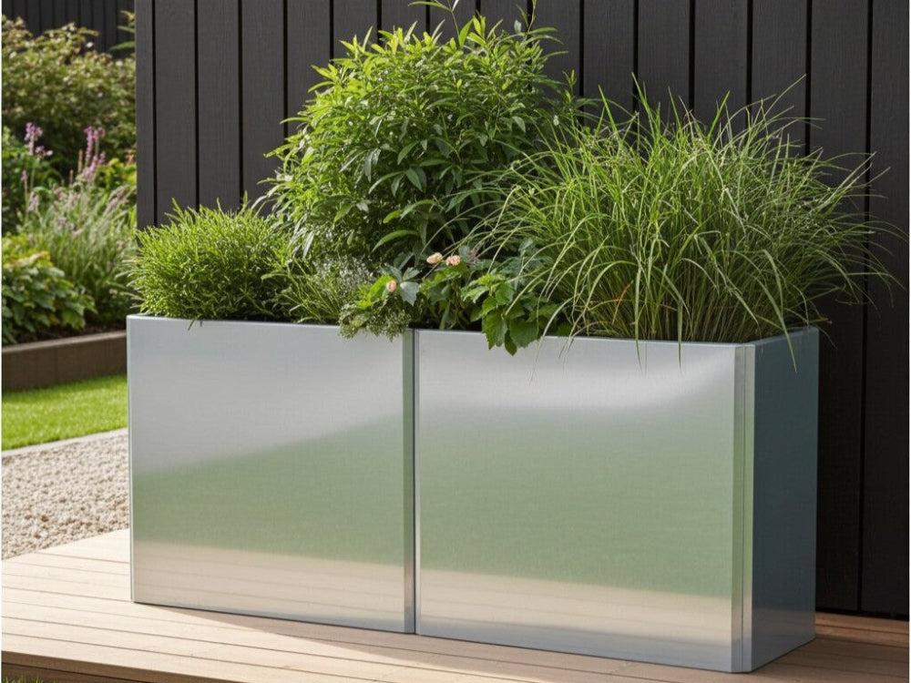 EDGY plantekasser i galvaniseret stål med buske og prydgræsser i moderne have