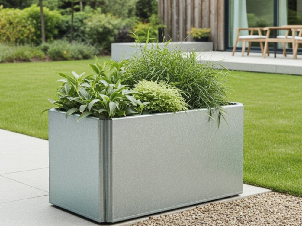 EDGY plantekasse i galvaniseret stål som overgang mellem terrasse og græsplæne