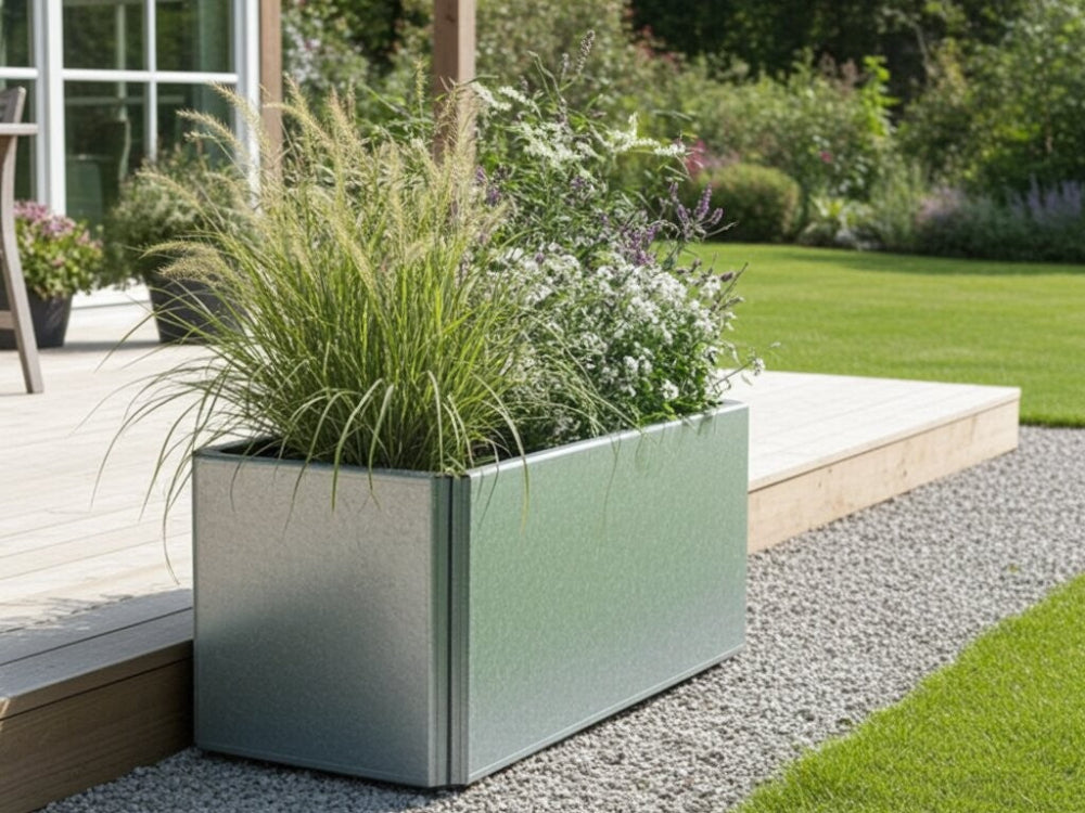 Galvaniseret EDGY plantekasse med struktureret grøn beplantning