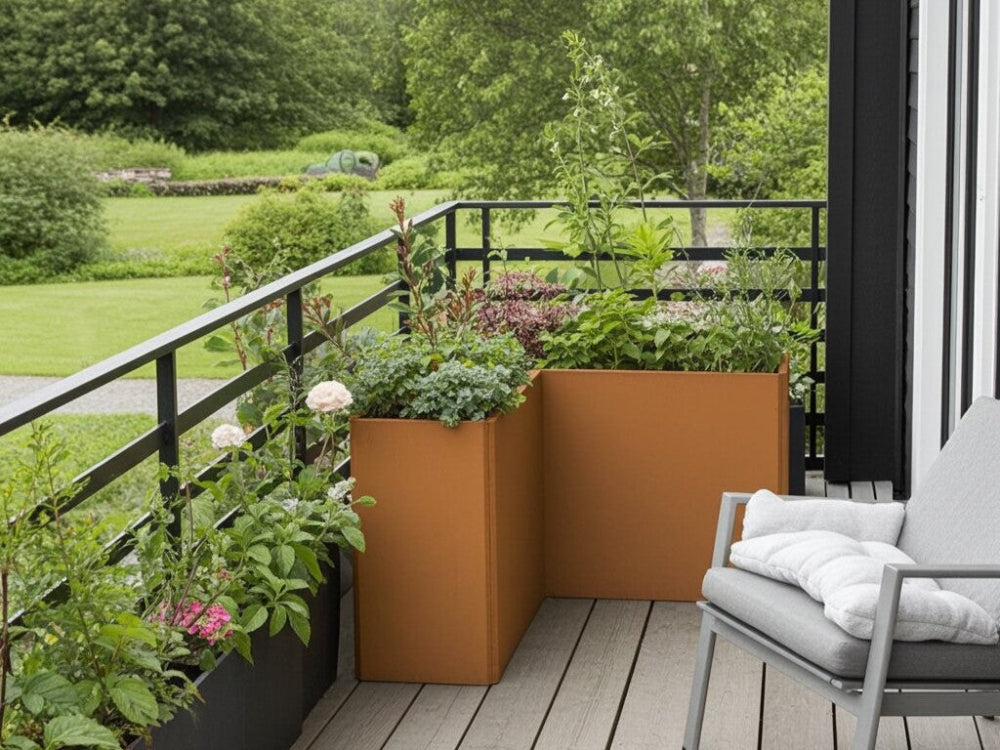 Høj EDGY vinkel plantekasse i cortenstål med blomster og buske på altan