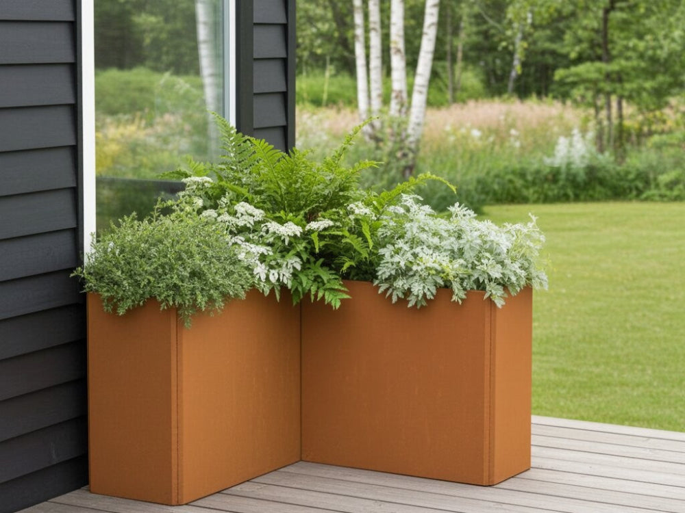 EDGY vinkelformet høj plantekasse i cortenstål ved mørk facade