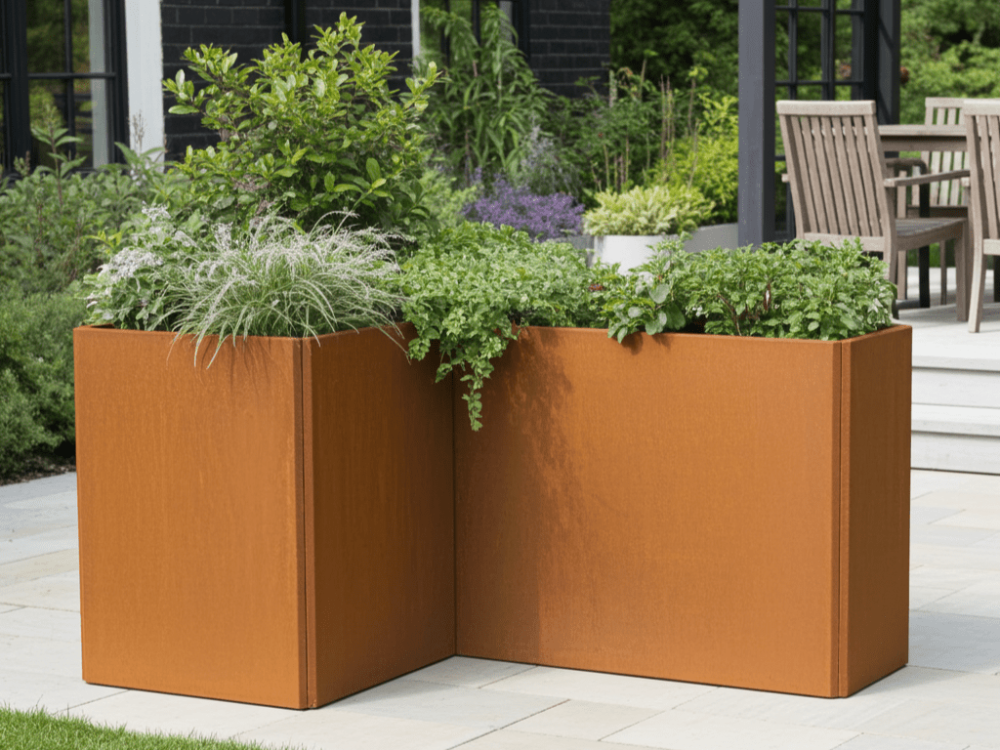 EDGY høj vinkel plantekasse i cortenstål sammensat som modulopbygget løsning