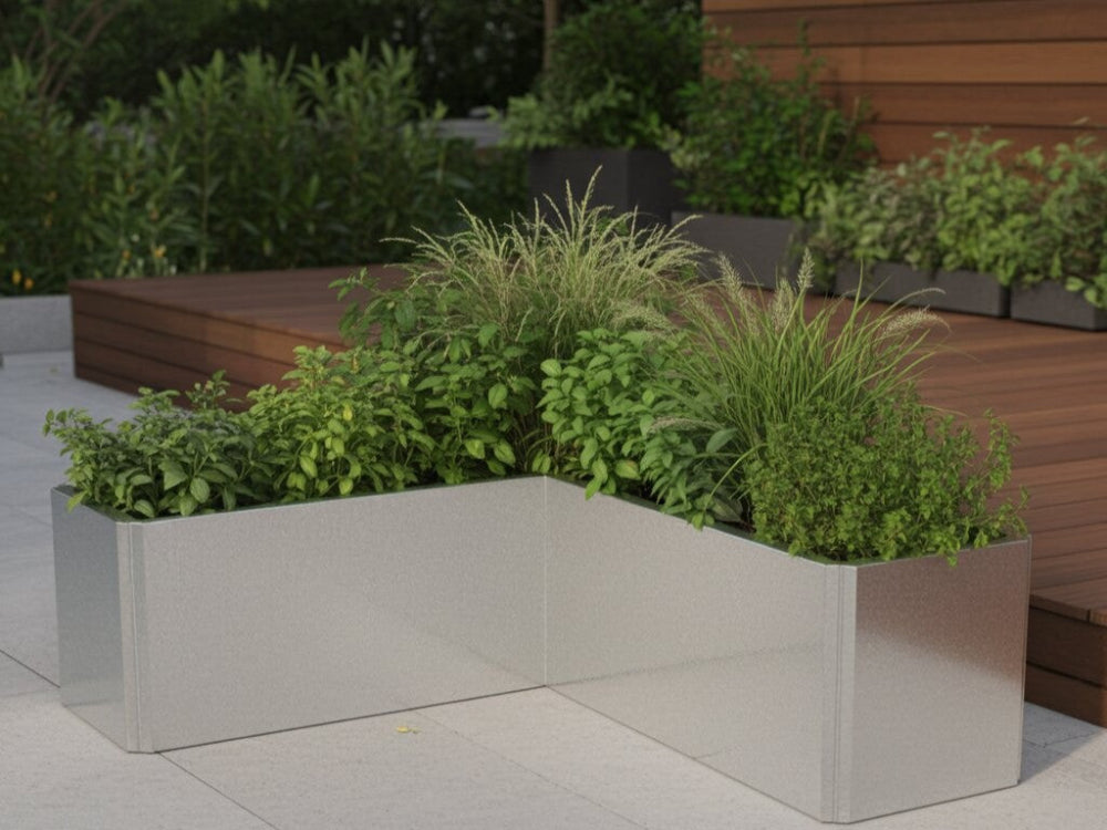 EDGY lav vinkel plantekasse i galvaniseret stål i moderne terrassemiljø
