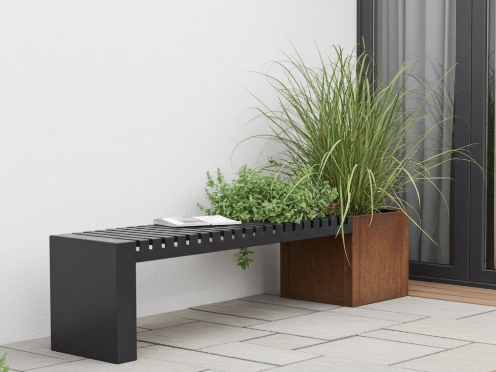 Endebænk i sort stål ved plantekasse på terrasse