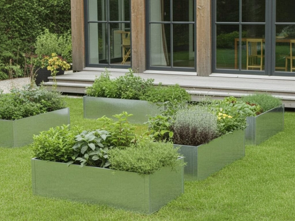 Galvaniserede højbed i stål med krydderurter og grøntsager placeret i moderne køkkenhave på græsplæne