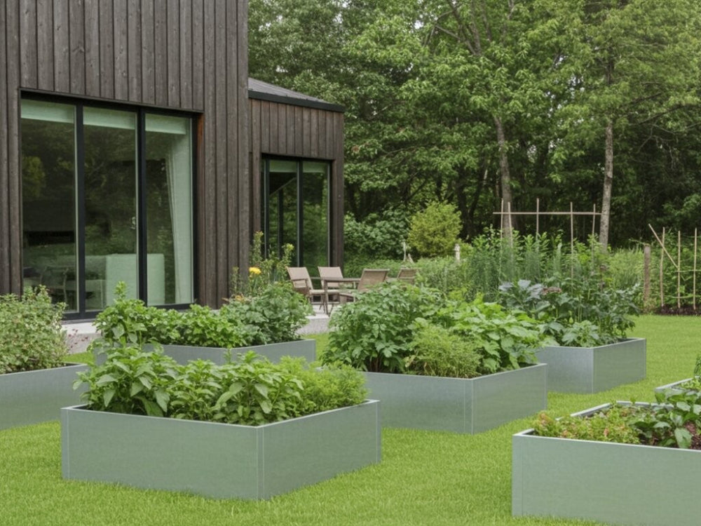 Flere højbed i galvaniseret stål med grøntsager og urter i køkkenhave ved terrasse
