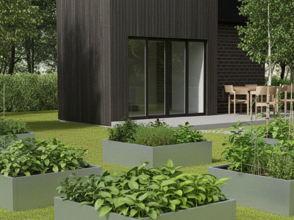 Højbed i galvaniseret stål med krydderurter og planter i terrassehave ved moderne villa