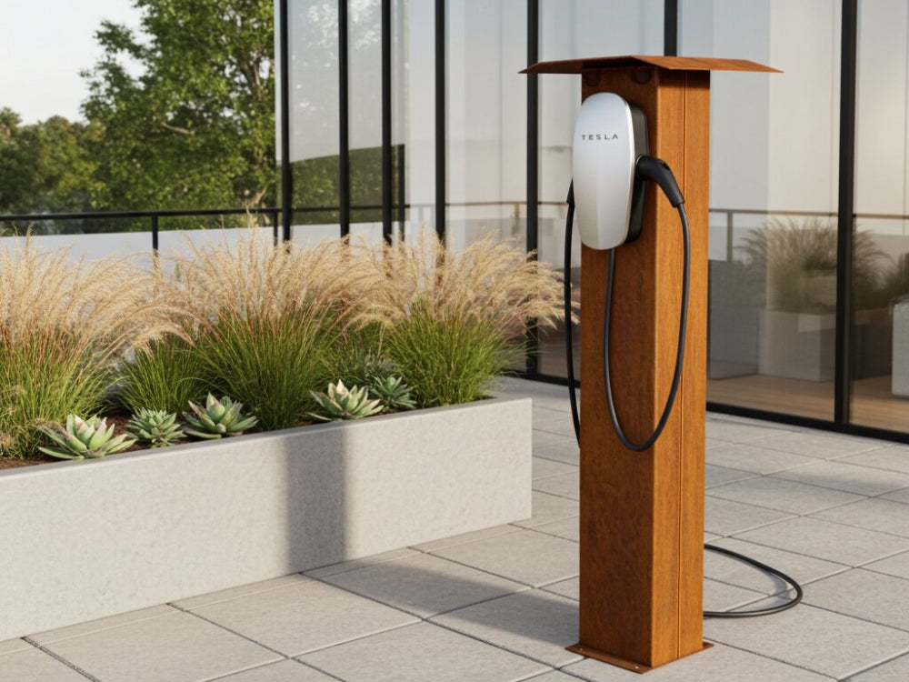 Laderstander til elbil i cortenstål ved moderne bolig