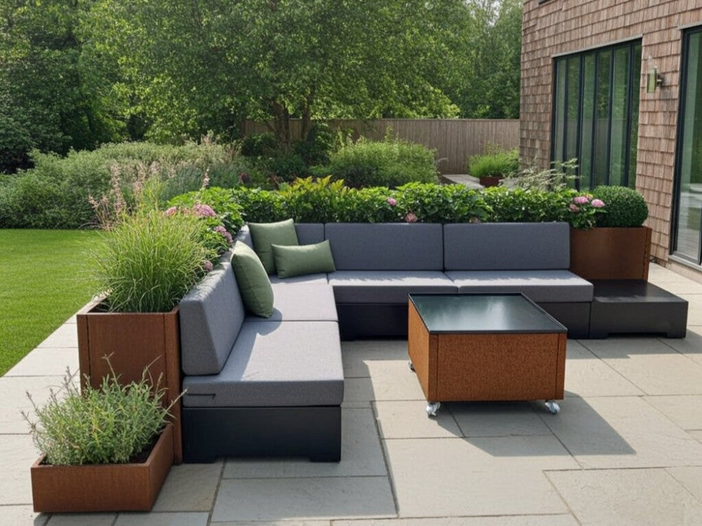 Lounge sofa med plantekasser i cortenstål til terrasse