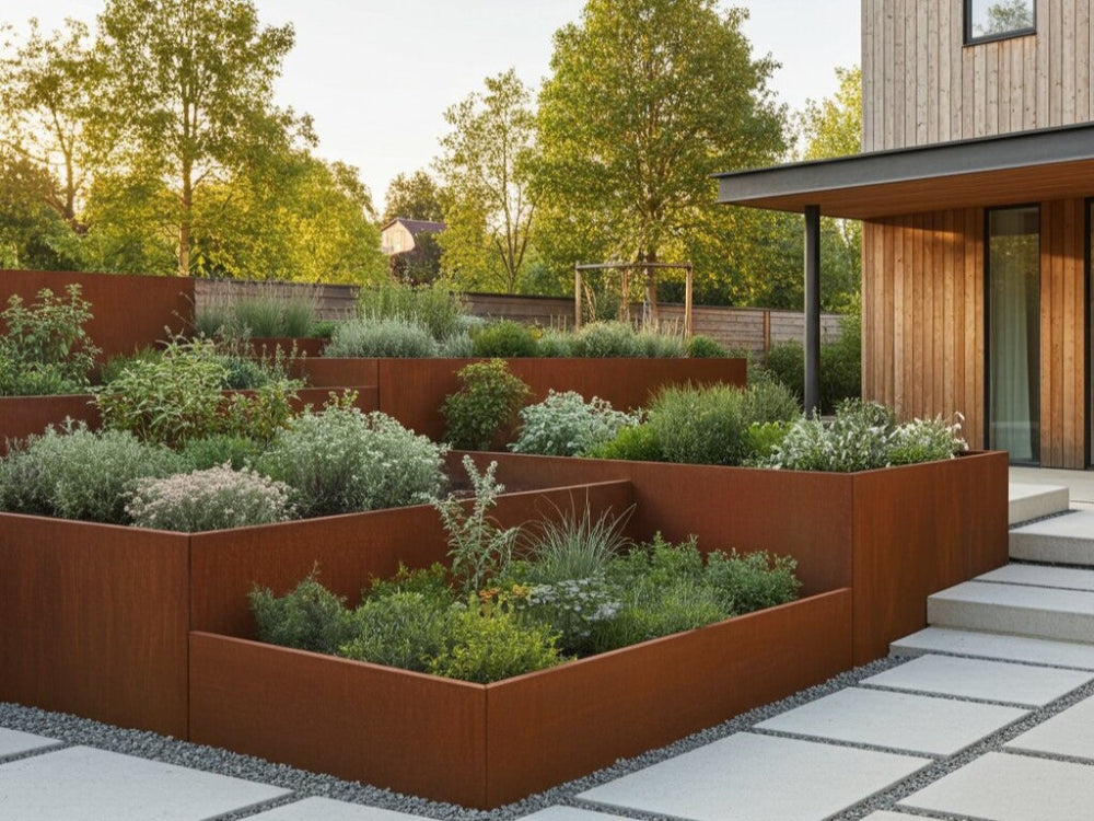 Støttemur i cortenstål omkring terrasseret havebed ved moderne villa