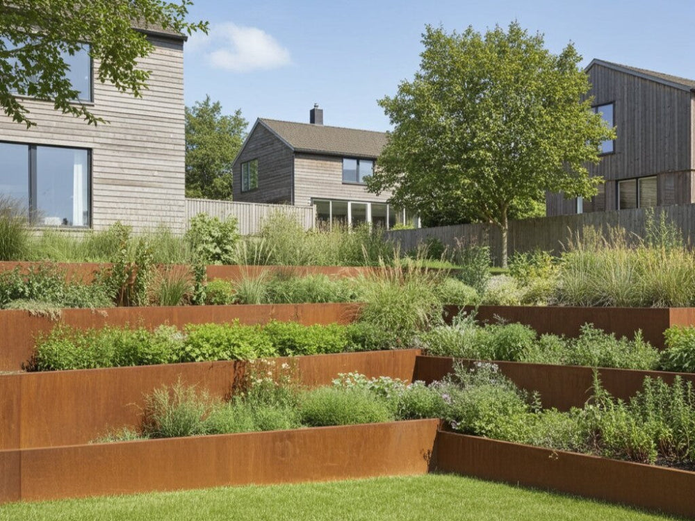 Terrasserede støttemure i cortenstål i moderne villahave