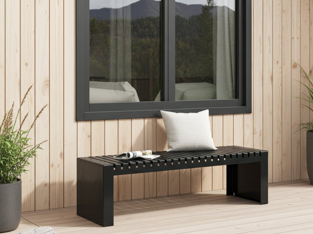 U-bænk i sort stål på terrasse ved træfacade