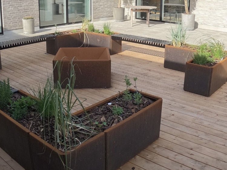 Bålsted i cortenstål EDGY på en terrasse ved nybygget hus.