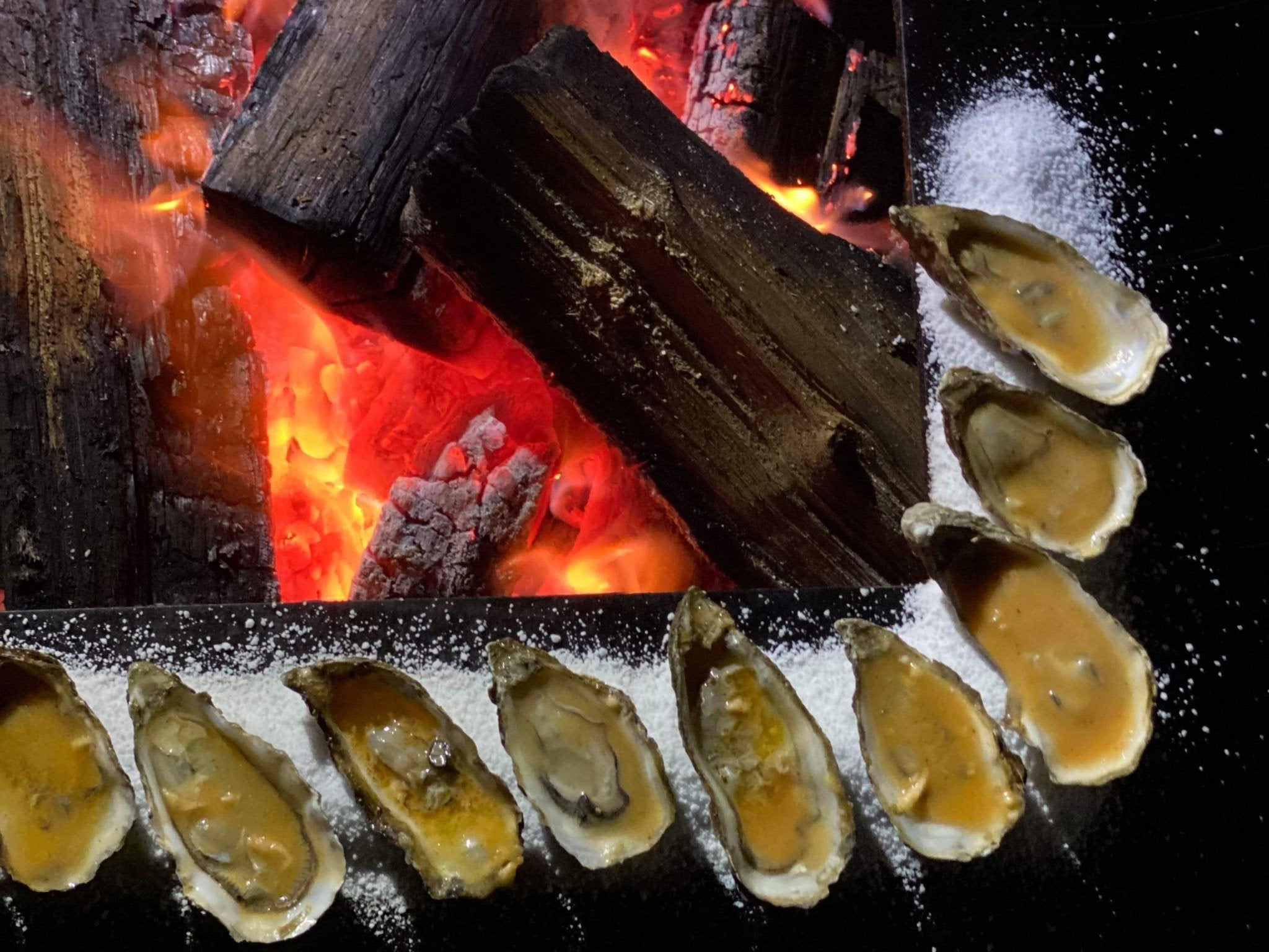 Østers tilberedt over gløder på byJEMA bålgrill i cortenstål – eksklusiv udendørs madlavning med åben ild