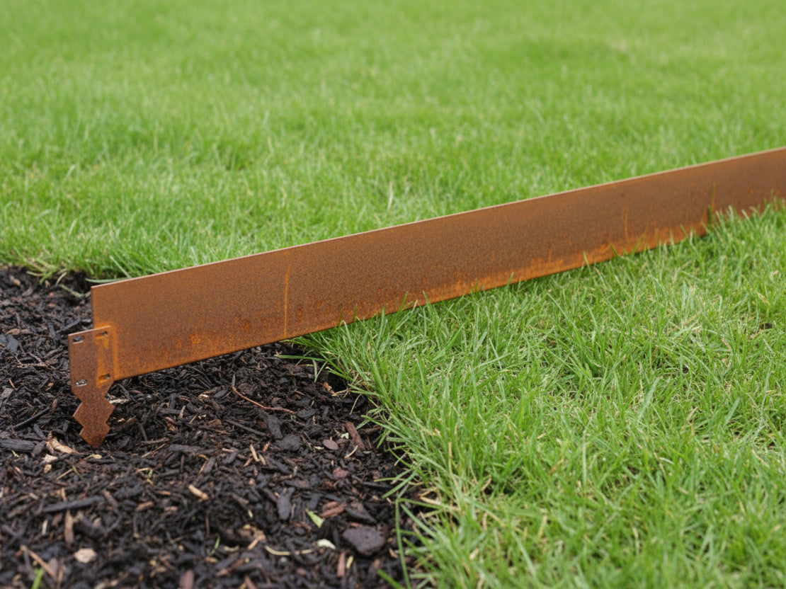 Græskant og bedkant i cortenstål fra byJEMA på specialmål monteret mellem græsplæne og bed