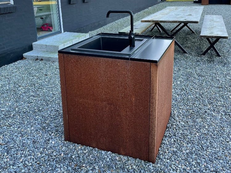 Fritstående udekøkken vask modul i cortenstål med sort bordplade