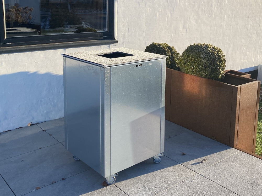 CUBY bålgrill i galvaniseret stål placeret ved bolig i udendørs miljø
