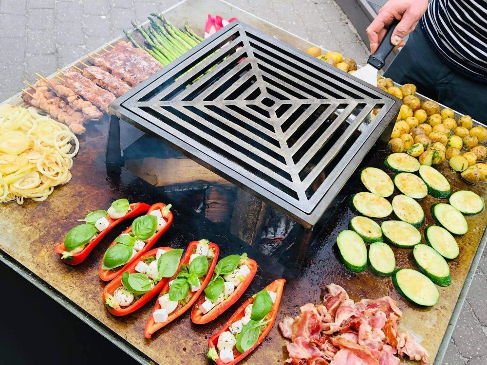 CUBY bålgrill i sortlakeret stål med grillrist og tilberedning af grøntsager, kød og spyd