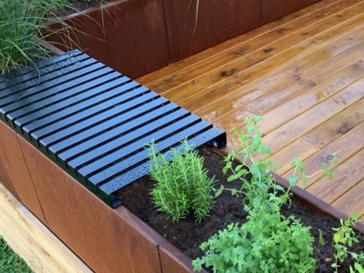 CUBY topbænk 80 cm i sort stål som bænk på plantekasse