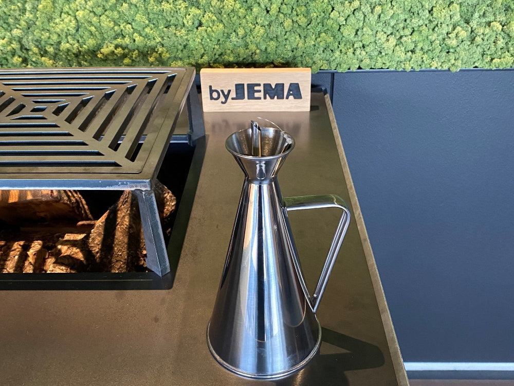 Oliekande i rustfrit stål ved bålgrill til madlavning