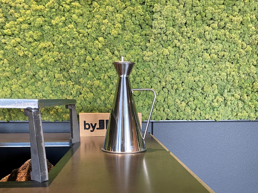 Oliekande i rustfrit stål placeret i udendørs køkken