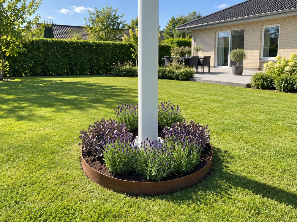 Flagstang i cortenstålsbed med lavendel.