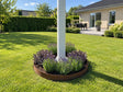 Flagstang i cortenstålsbed med lavendel.