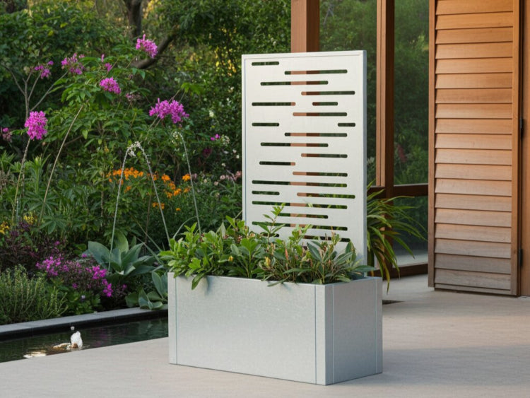 Galvaniseret plantekasse med espalier og blomstrende plante ved træfacade