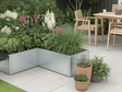Vinkel plantekasse i galvaniseret stål med stauder og prydgræsser på terrasse