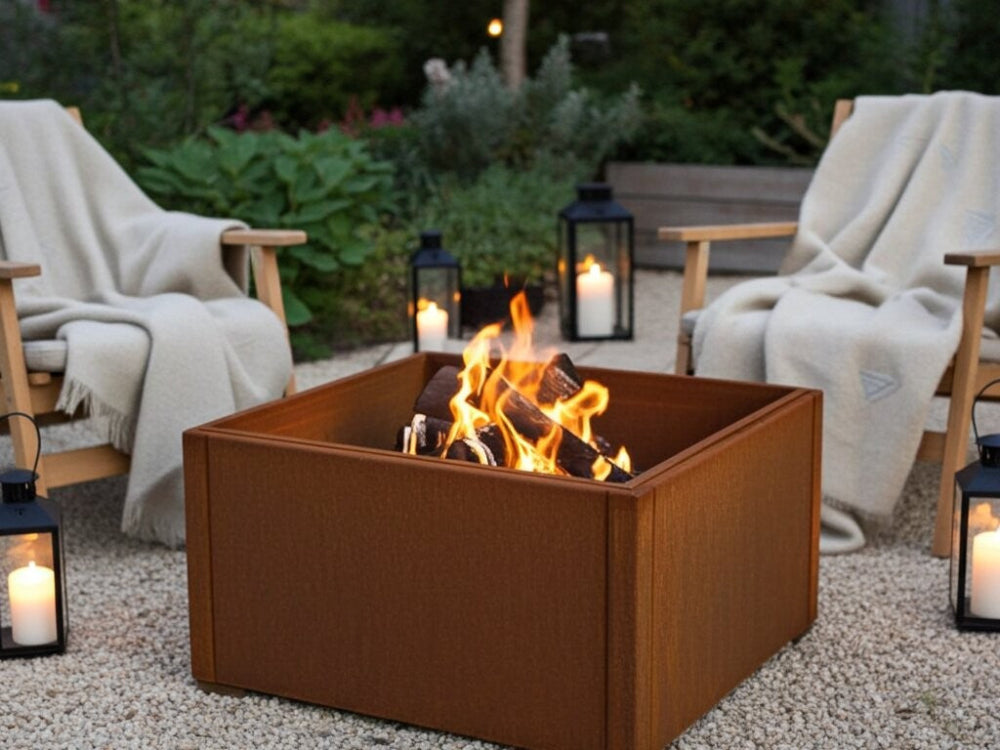 Bålfad i cortenstål i loungeområde til udendørs hygge