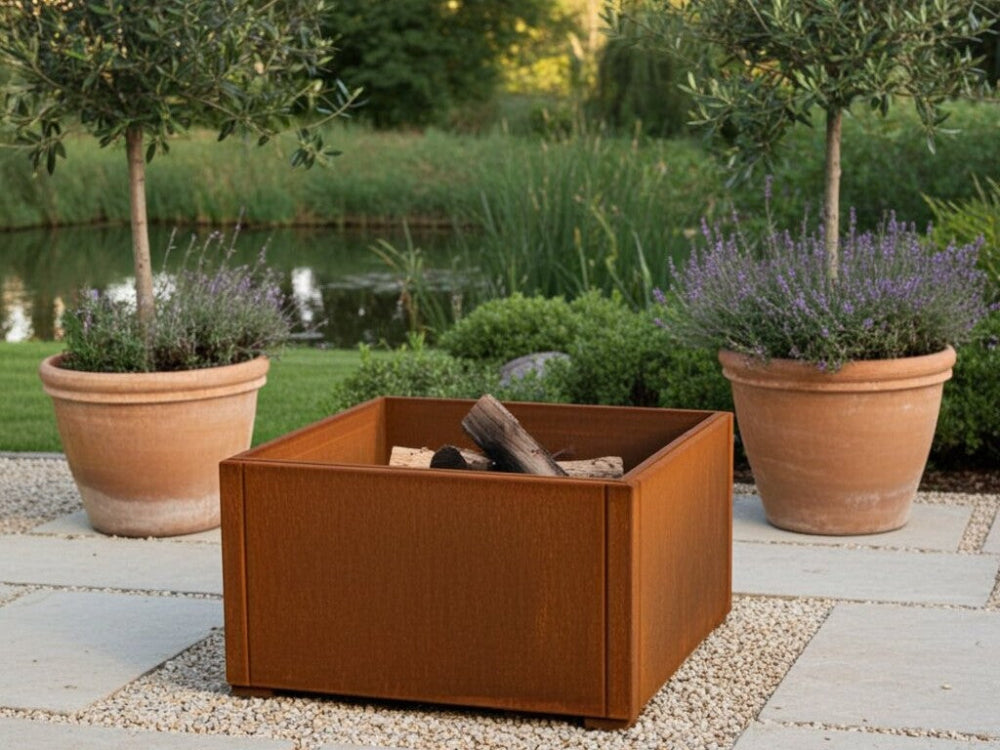 Bålfad i cortenstål på terrasse i naturligt design