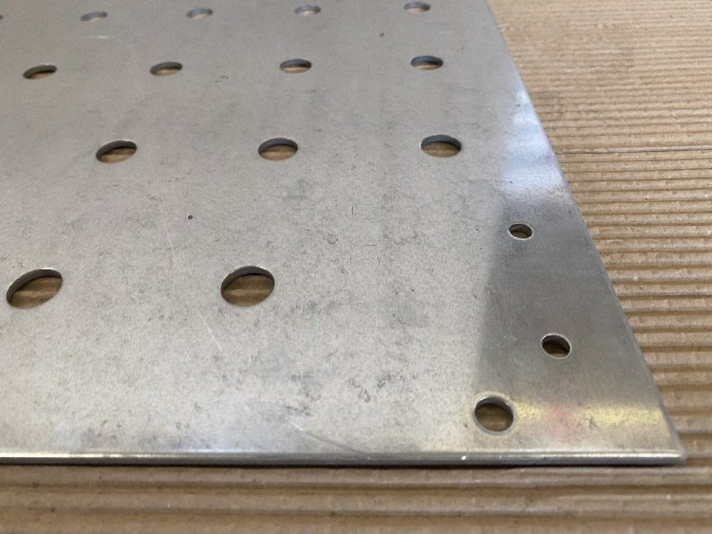 Detalje af galvaniseret bundplade med perforerede huller