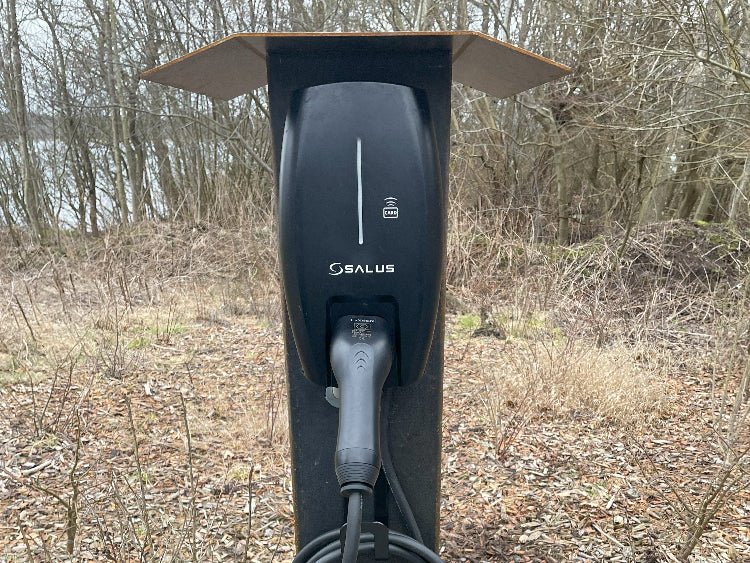Frontvisning af byJEMA ladestander i cortenstål med monteret ladeboks