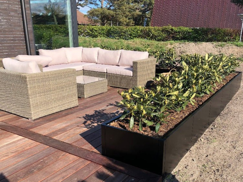 byJEMA CUBY plantekasser i sortlakeret stål brugt som afgrænsning omkring terrasse