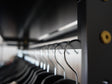 Tojbøjler pa byJEMA garderobesystem i sortlakeret stal