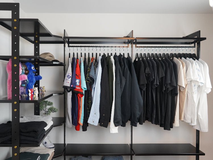 byJEMA garderobesystem i sortlakeret stal med hylder og tojstang til opbevaring