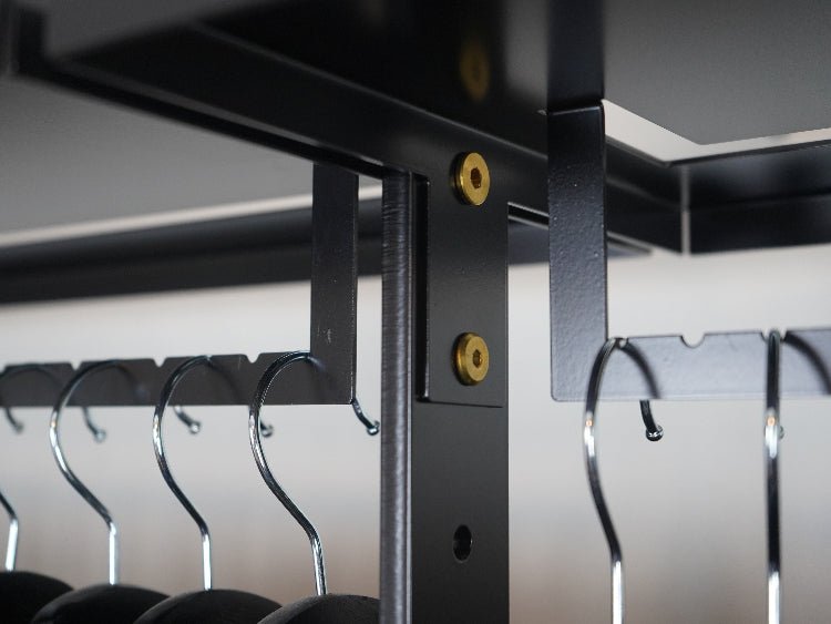 Detalje af samling og skruer pa byJEMA garderobesystem i sortlakeret stal