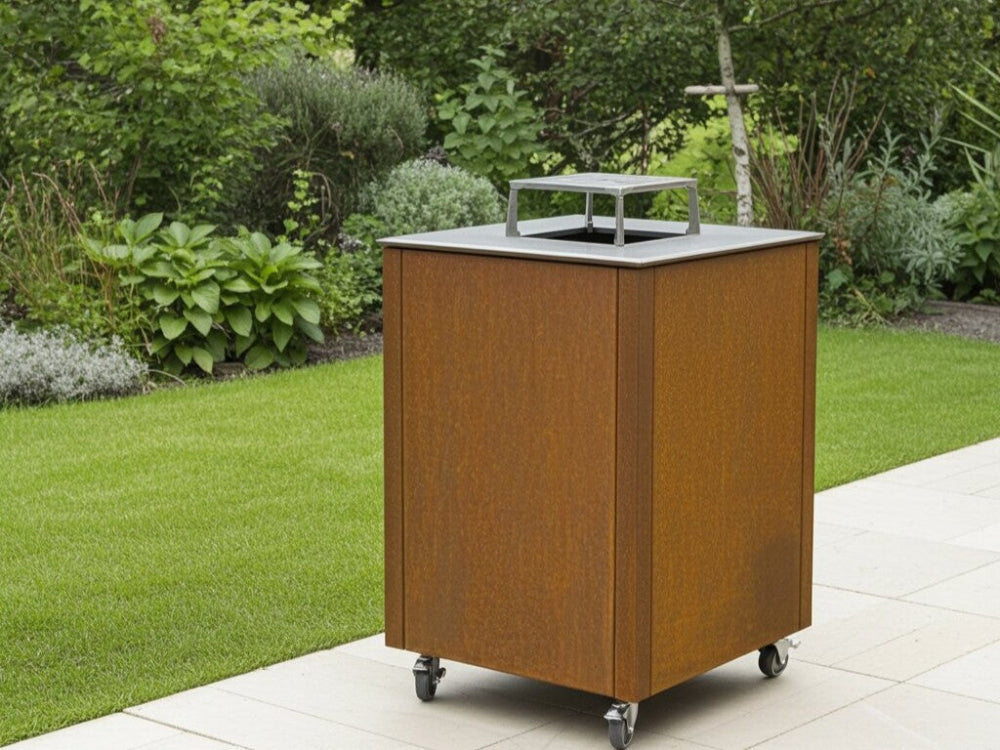 Mobil CUBY bålgrill i cortenstål med hjul placeret i have