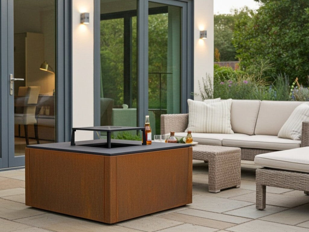 CUBY bålgrill i cortenstål på terrasse med lounge og servering