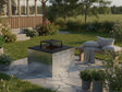 CUBY bålgrill i galvaniseret stål i roligt havemiljø med loungeområde