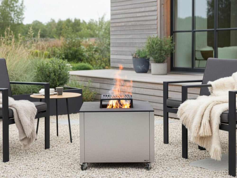 CUBY bålgrill i galvaniseret stål i hyggeligt loungeområde på terrasse