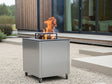 CUBY bålgrill i galvaniseret stål med låg på rå og industriel baggrund