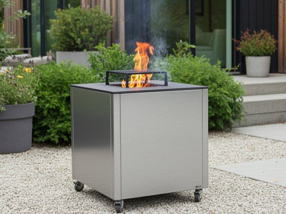 CUBY bålgrill i galvaniseret stål i moderne have med grus, trappe og minimalistisk arkitektur