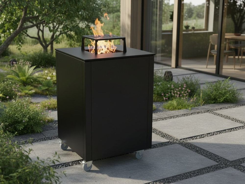 CUBY bålgrill i sort stål placeret i have med stensti og grøn beplantning