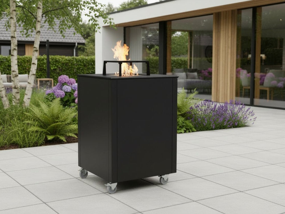 CUBY bålgrill i sort stål på moderne terrasse i nordisk have