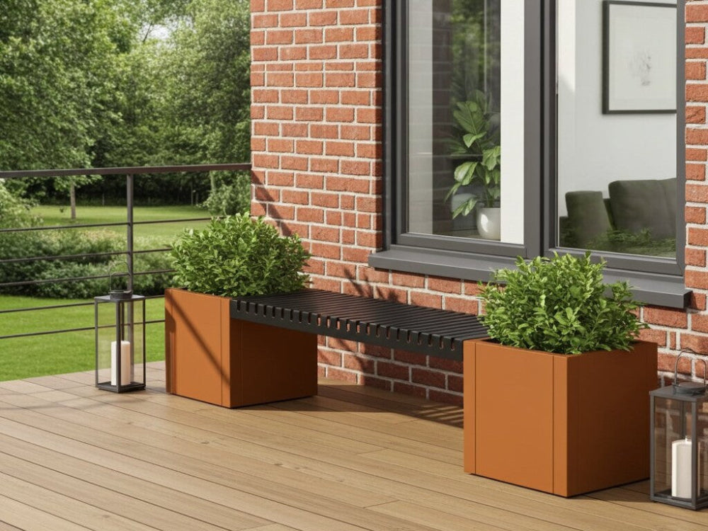 CUBY bænksæt i cortenstål med plantekasser og bænk ved hus