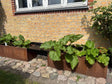 Moderne bænksæt med plantekasser og bænk i stål